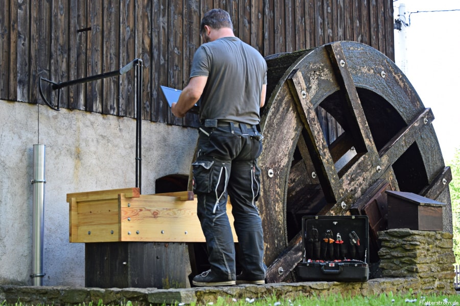 Ein kleines Wasserkraftwerk mit Techniker.