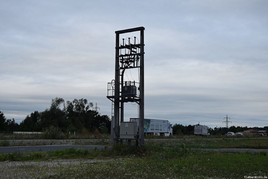 Eine Schalt- und Trafoanlage bei einer Schlechtwetterlage.