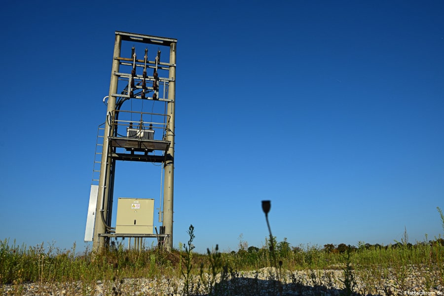 Eine Schalt- und Trafoanlage bei einer Schönwetterlage.
