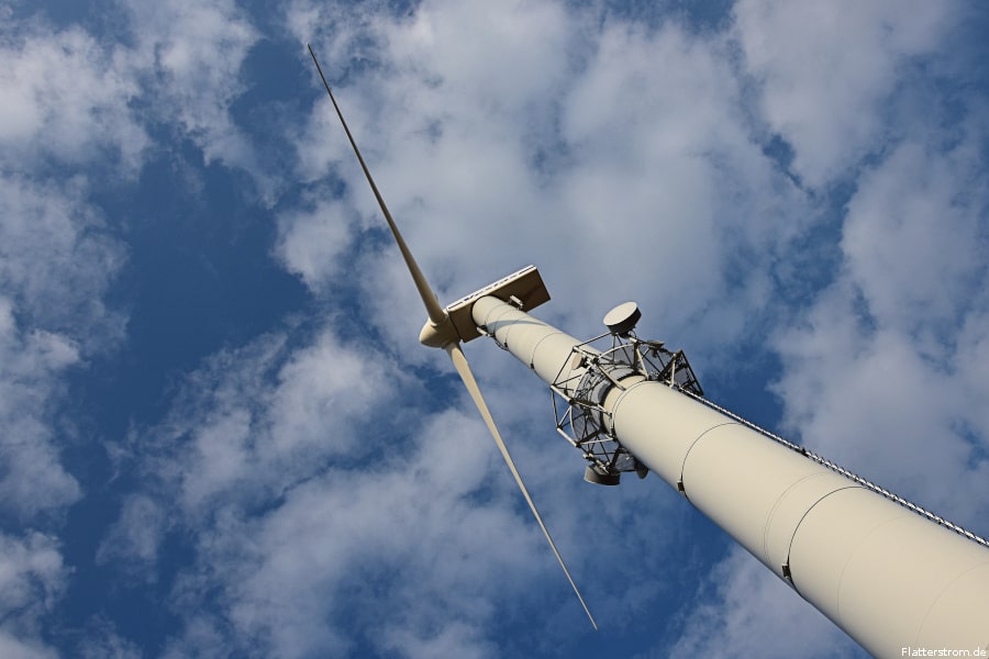 Windenergieanalge mit Richtfunkantennen.