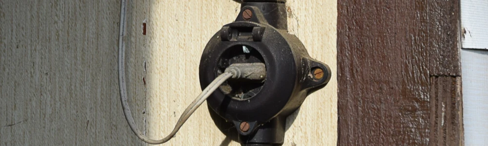 Steckdosen in einem Gartenschuppen.