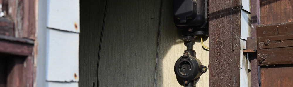 Steckdosen in einem Gartenschuppen.