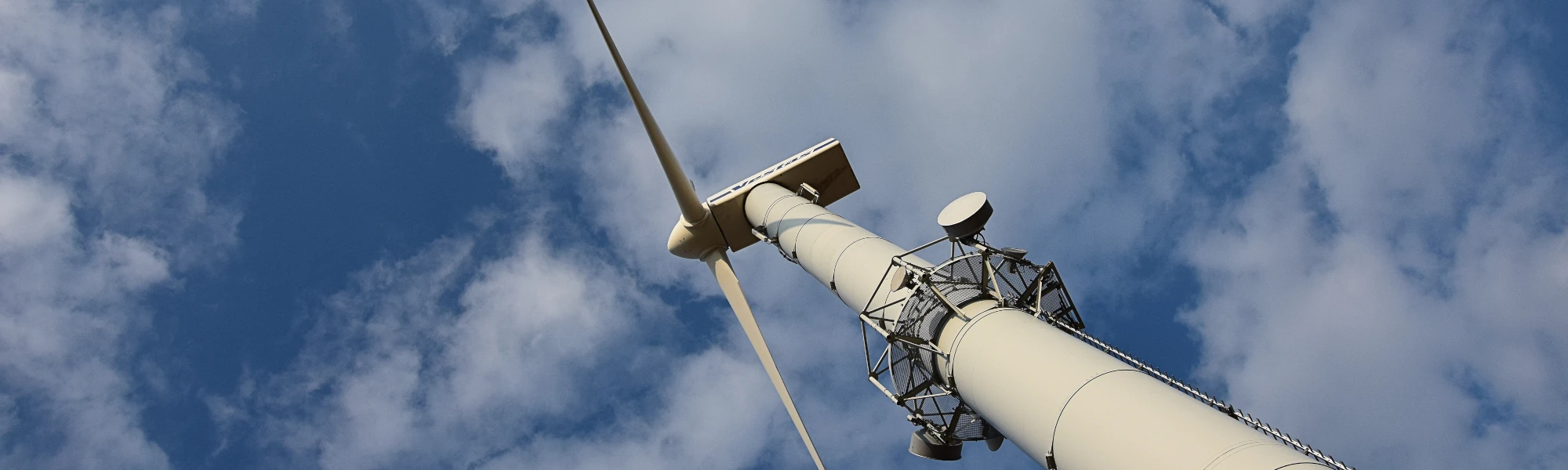 Windkraftanlage mit Mobilfunkantennen auf einem Berg