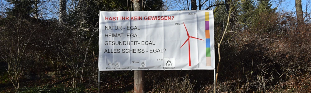 Banner von Windkraftgegnern an einer Straße.