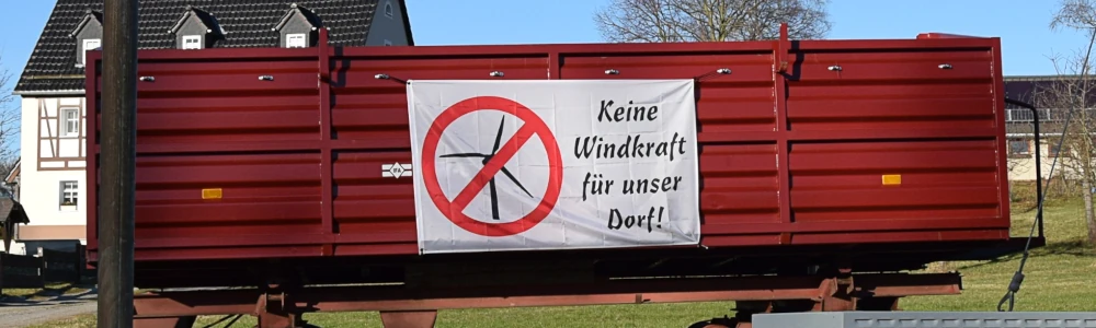 Traktoranhänger mit einem Banner eines Windkraftgegners.